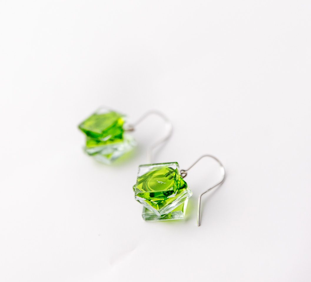 Pendientes de plata de ley y vidrio reciclado modelo Medea color musgo-Tejeluz Pendientes de plata de ley y vidrio reciclado modelo Medea color musgo-Tejeluz