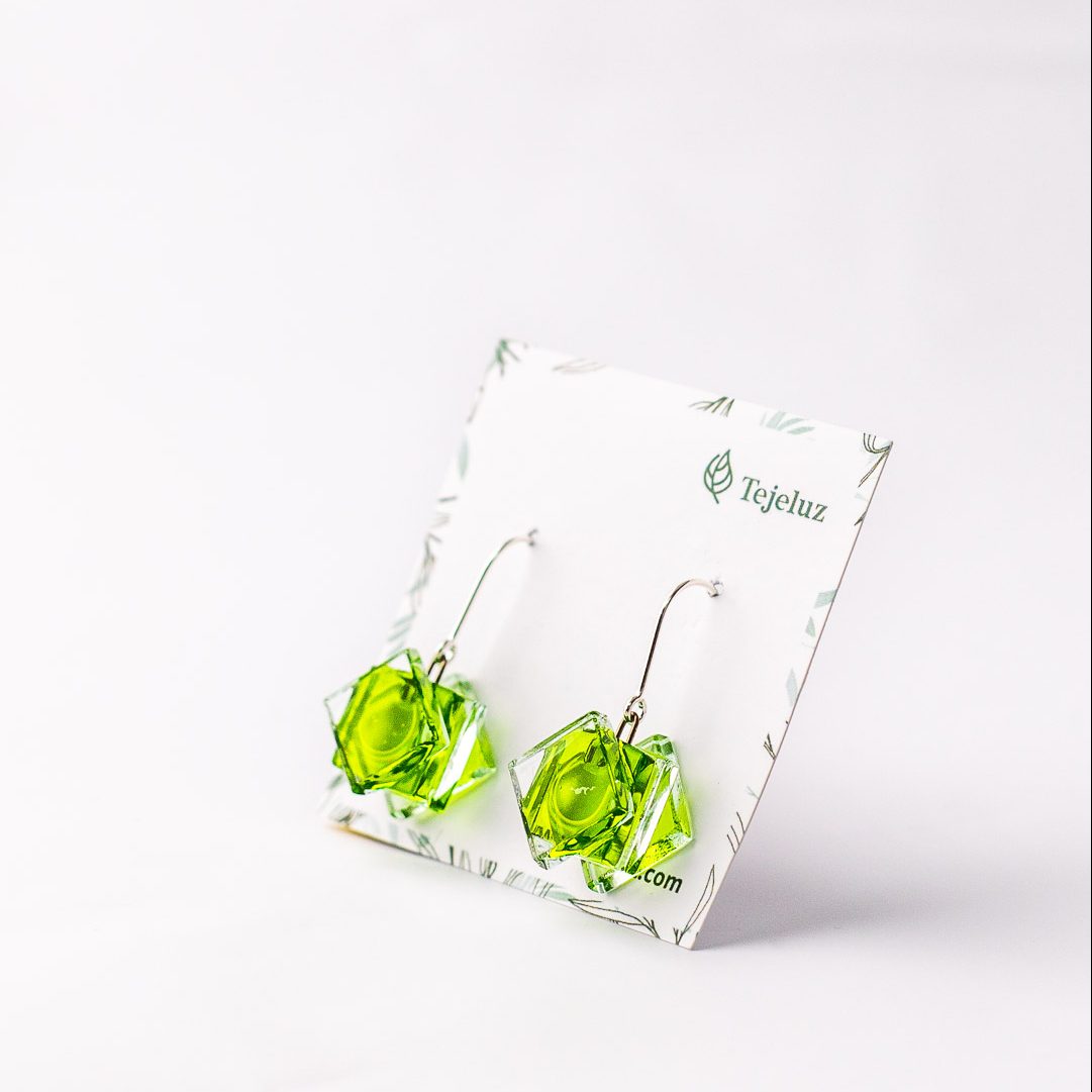Pendientes de plata de ley y vidrio reciclado modelo Medea color musgo - Tejeluz Pendientes de plata de ley y vidrio reciclado modelo Medea color musgo - Tejeluz