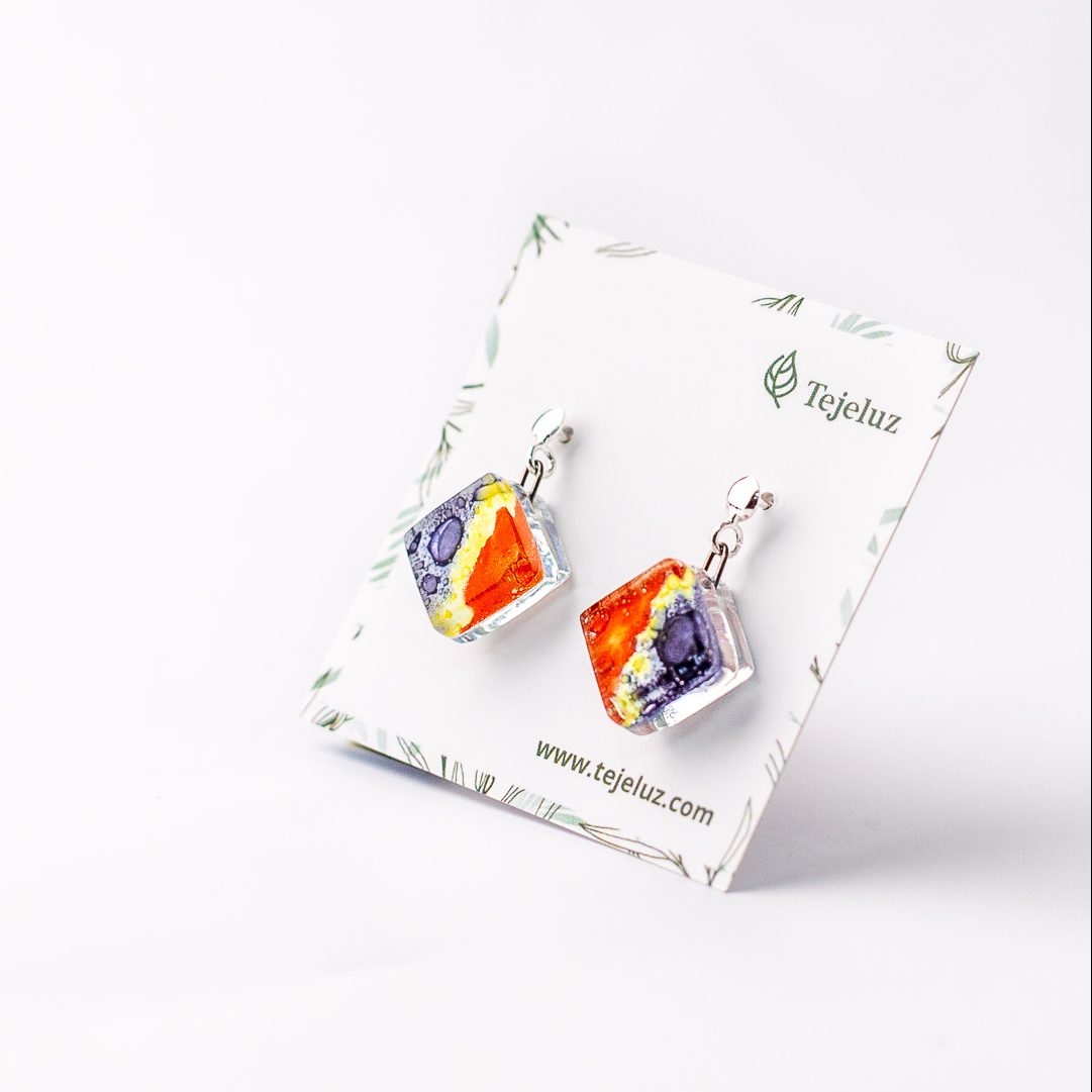 Pendientes de plata de ley y vidrio reciclado modelo Pasifae color rojo-violeta - Tejeluz Pendientes de plata de ley y vidrio reciclado modelo Pasifae color rojo-violeta - Tejeluz