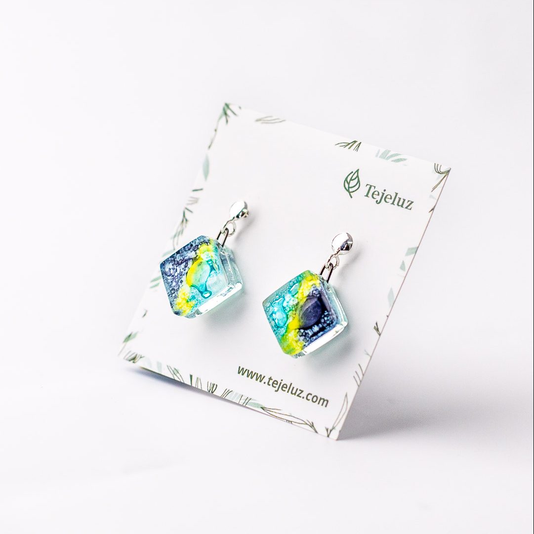 Pendientes de plata de ley y vidrio reciclado modelo Pasifae color turquesa-violeta - Tejeluz Pendientes de plata de ley y vidrio reciclado modelo Pasifae color turquesa-violeta - Tejeluz