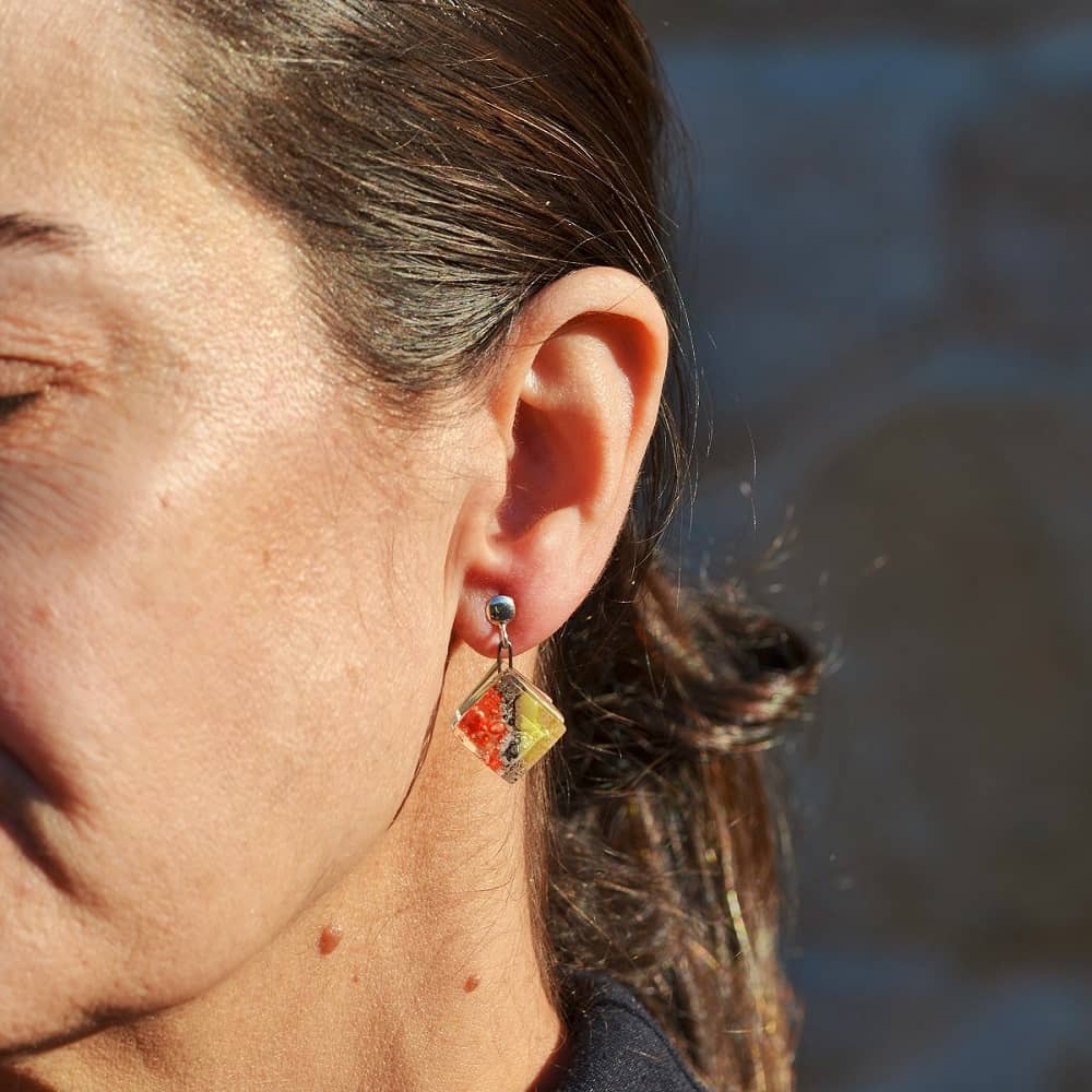 Pendientes de plata de ley y vidrio reciclado modelo Pasifae rojo-amarillo en modelo Pendientes de plata de ley y vidrio reciclado modelo Pasifae rojo-amarillo en modelo