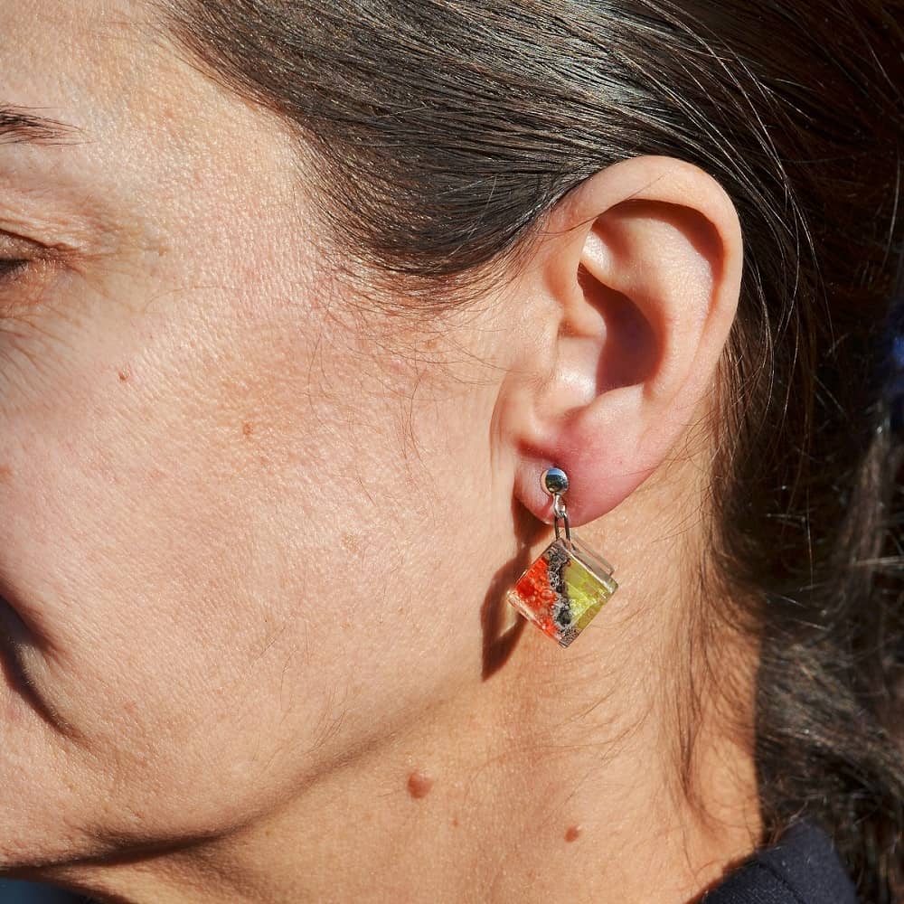 Pendientes de plata de ley y vidrio reciclado modelo Pasifae rojo-amarillo en modelo Pendientes de plata de ley y vidrio reciclado modelo Pasifae rojo-amarillo en modelo