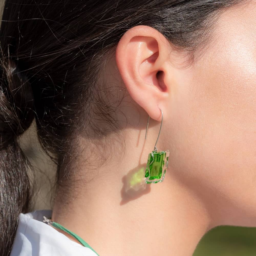 Pendientes de plata de ley y vidro modelo Alcione verde en modelo - Joyería sostenible Tejeluz. Pendientes de plata de ley y vidro modelo Alcione verde en modelo - Joyería sostenible Tejeluz.