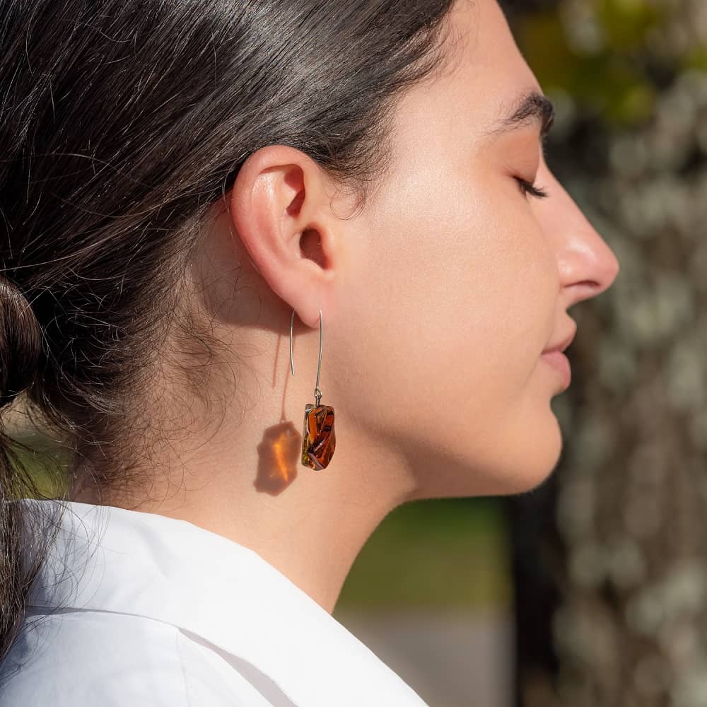 Pendientes de plata de ley y vidro modelo Hestia ocre en modelo - Joyería sostenible Tejeluz. Pendientes de plata de ley y vidro modelo Hestia ocre en modelo - Joyería sostenible Tejeluz.