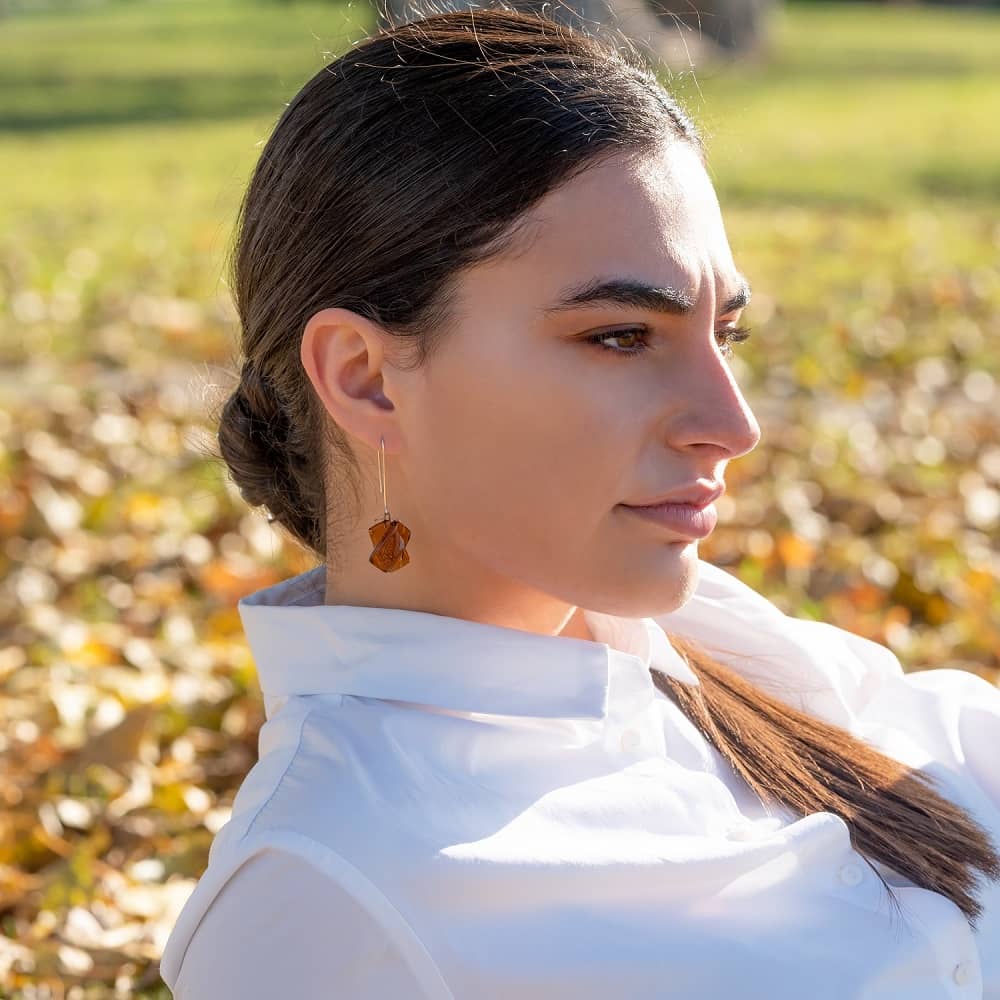 Pendientes de plata de ley y vidro modelo Hestia ocre en modelo - Joyería sostenible Tejeluz Pendientes de plata de ley y vidro modelo Hestia ocre en modelo - Joyería sostenible Tejeluz