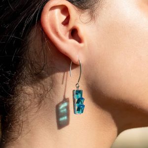 Pendientes de plata y vidio modelo Circe celeste en detalle - Joyeria sostenible Tejeluz