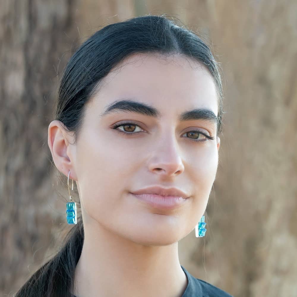 Pendientes de plata y vidio modelo Circe celeste en modelo - Joyeria sostenible Tejeluz . Pendientes de plata y vidio modelo Circe celeste en modelo - Joyeria sostenible Tejeluz .