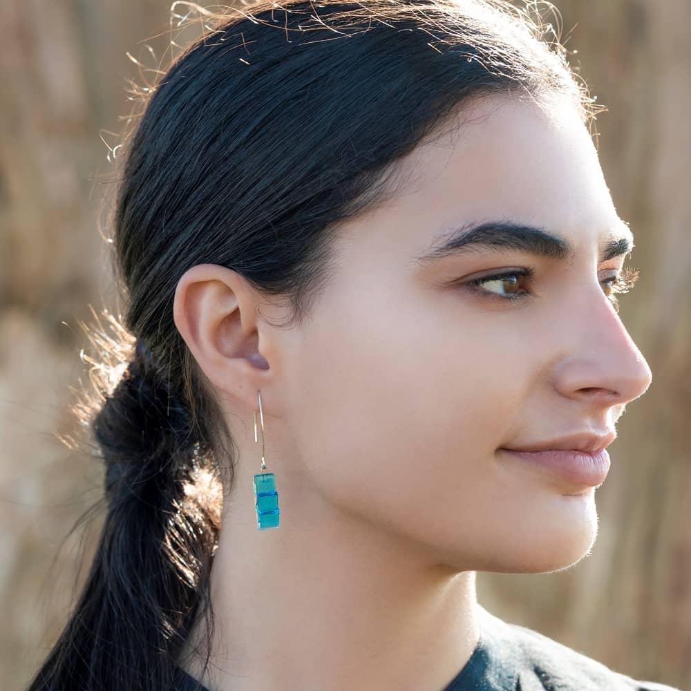 Pendientes de plata y vidio modelo Circe celeste en modelo - Joyeria sostenible Tejeluz Pendientes de plata y vidio modelo Circe celeste en modelo - Joyeria sostenible Tejeluz