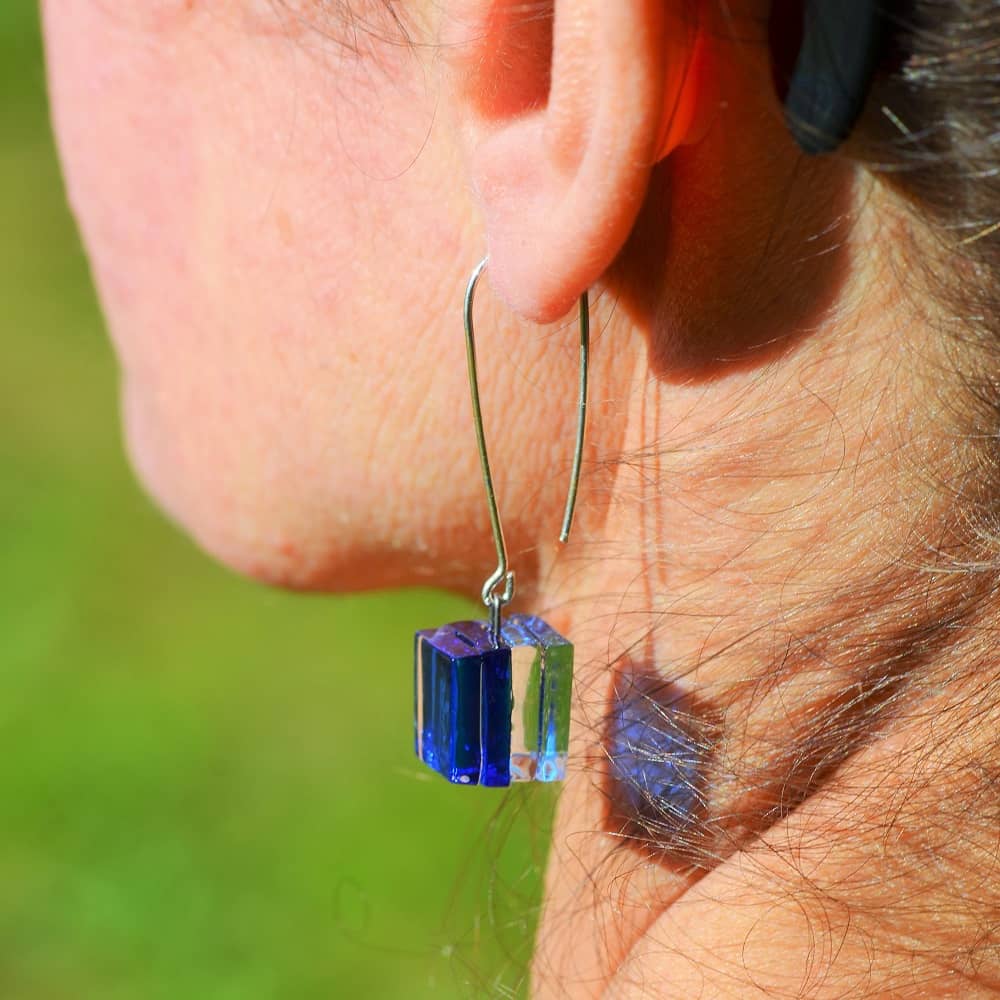 Pendientes de plata y vidrio modelo Atalanta azul en modelo- Joyería sostenible Tejeluz Pendientes de plata y vidrio modelo Atalanta azul en modelo- Joyería sostenible Tejeluz