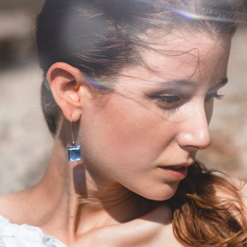 Pendientes de plata y vidrio modelo Atalanta azul en modelo- Joyería sostenible Tejeluz. Pendientes de plata y vidrio modelo Atalanta azul en modelo- Joyería sostenible Tejeluz.