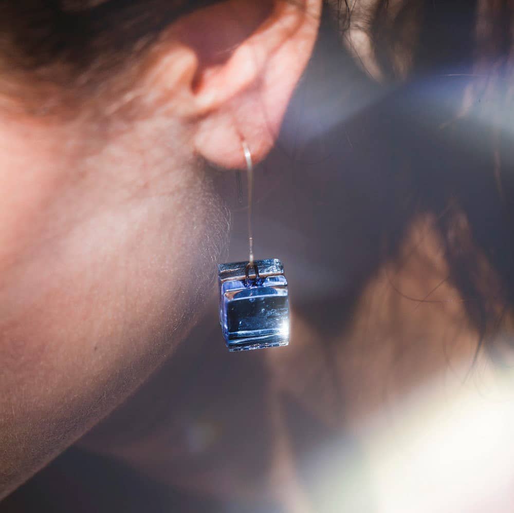 Pendientes de plata y vidrio modelo Atalanta azul en modelo- Joyería sostenible Tejeluz Pendientes de plata y vidrio modelo Atalanta azul en modelo- Joyería sostenible Tejeluz