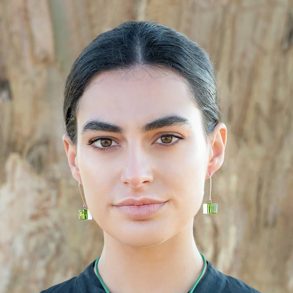 Pendientes de plata y vidrio modelo Atalanta verde oliva en modelo - Joyeria sostenible Tejeluz . Pendientes de plata y vidrio modelo Atalanta verde oliva en modelo - Joyeria sostenible Tejeluz .
