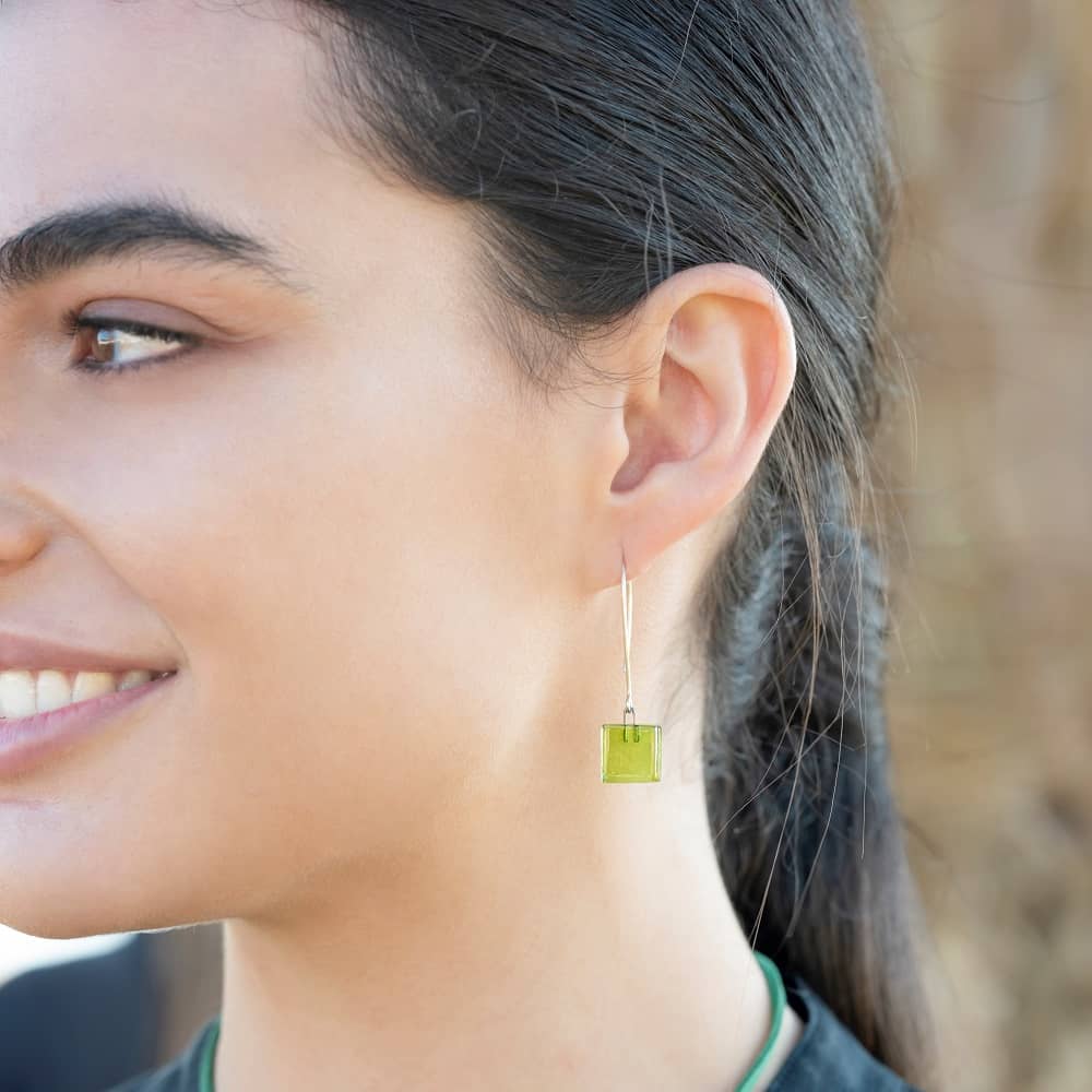 Pendientes de plata y vidrio modelo Atalanta verde oliva en modelo - Joyeria sostenible Tejeluz Pendientes de plata y vidrio modelo Atalanta verde oliva en modelo - Joyeria sostenible Tejeluz