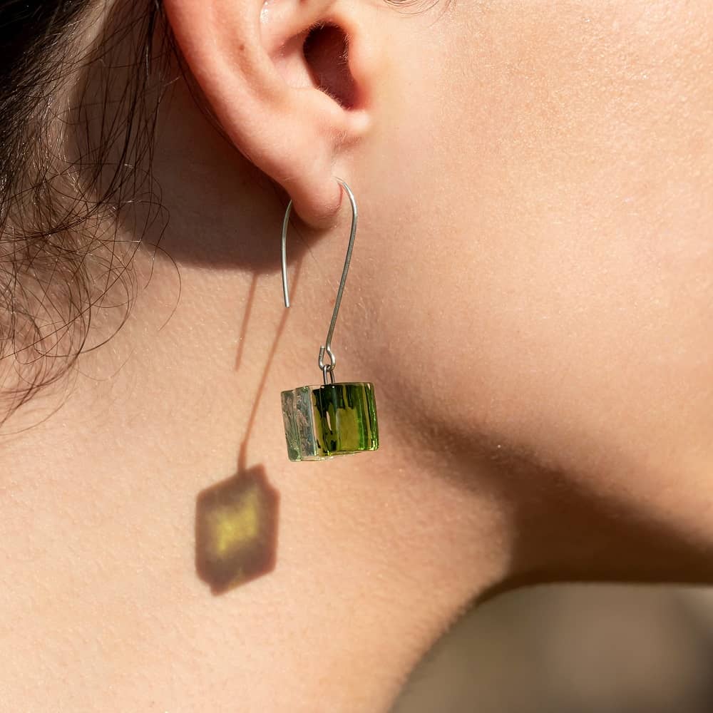 Pendientes de plata y vidrio modelo Atalanta verde oliva en modelo- Joyeria sostenible Tejeluz Pendientes de plata y vidrio modelo Atalanta verde oliva en modelo- Joyeria sostenible Tejeluz
