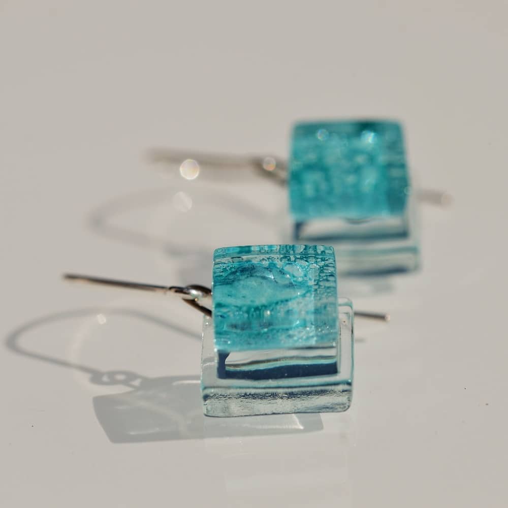 Pendientes de plata y vidrio modelo Burbuja color turquesa - Joyería sostenible Tejeluz. Pendientes de plata y vidrio modelo Burbuja color turquesa - Joyería sostenible Tejeluz.