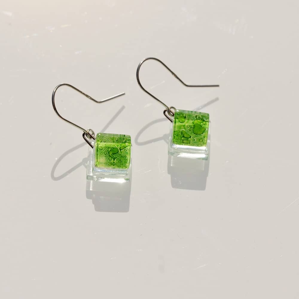 Pendientes de plata y vidrio modelo Burbuja color verde - Joyería sostenible Tejeluz Pendientes de plata y vidrio modelo Burbuja color verde - Joyería sostenible Tejeluz