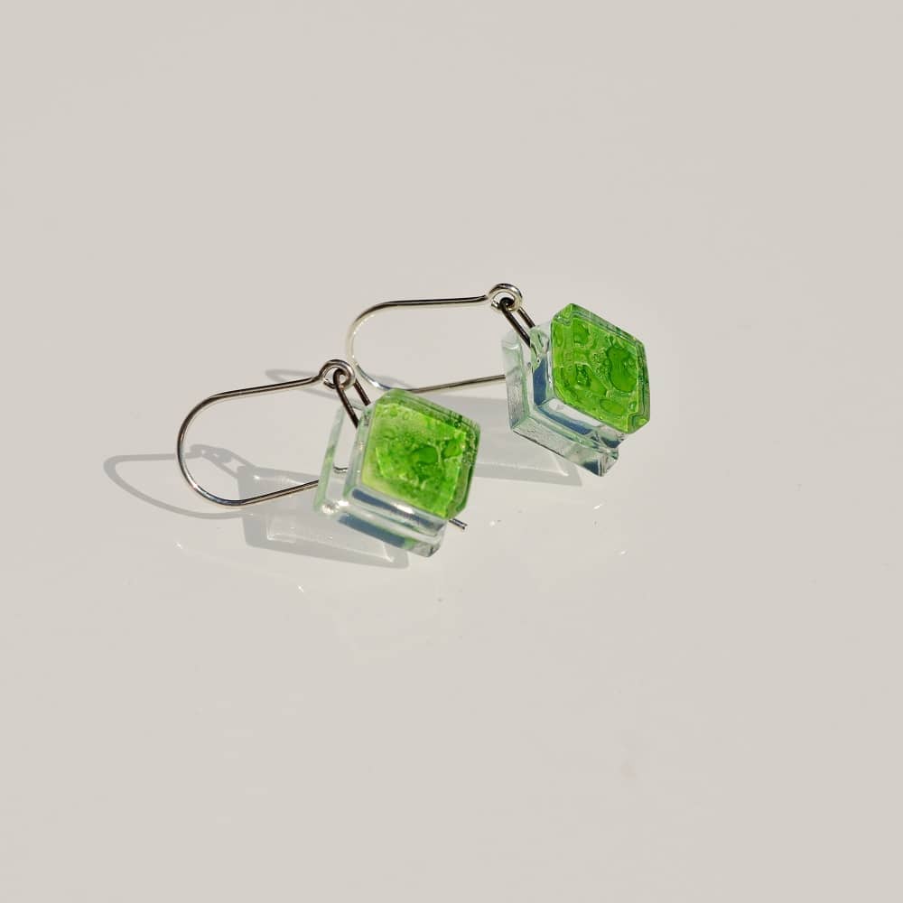 Pendientes de plata y vidrio modelo Burbuja verde - Joyería sostenible Tejeluz. Pendientes de plata y vidrio modelo Burbuja verde -