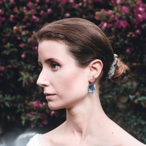 Pendientes de plata y vidrio modelo Caliope azul en modelo- Joyería sostenible Tejeluz