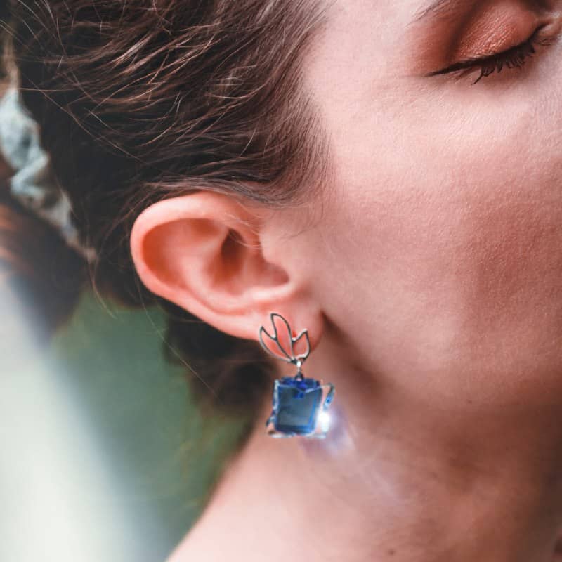 Pendientes de plata y vidrio modelo Caliope azul en modelo - Joyería sostenible Tejeluz. Pendientes de plata y vidrio modelo Caliope azul en modelo - Joyería sostenible Tejeluz.
