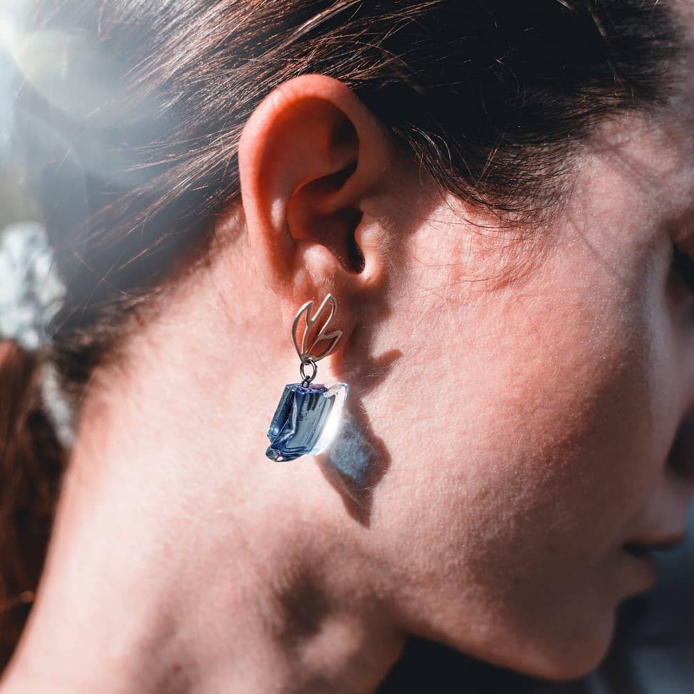 Pendientes de plata y vidrio modelo Caliope azul en modelo - Joyería sostenible Tejeluz Pendientes de plata y vidrio modelo Caliope azul en modelo - Joyería sostenible Tejeluz