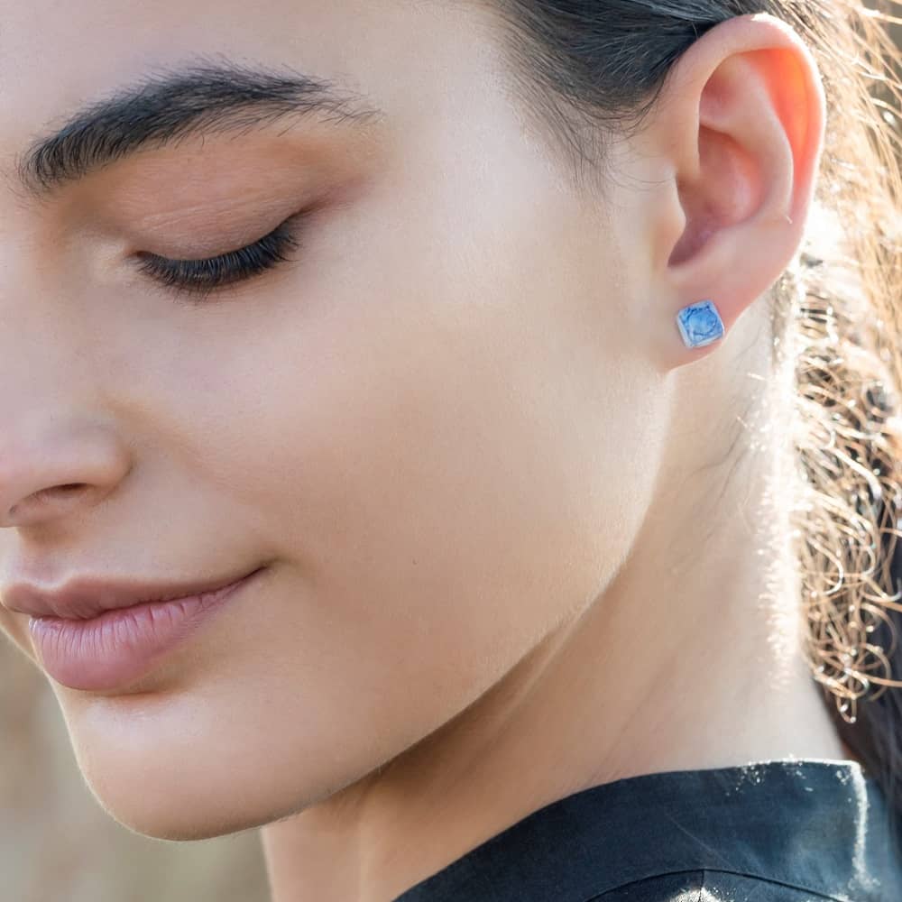 Pendientes de plata y vidrio modelo Lagrima azul en modelo - Joyeria sostenible Tejeluz . Pendientes de plata y vidrio modelo Lagrima azul en modelo - Joyeria sostenible Tejeluz .