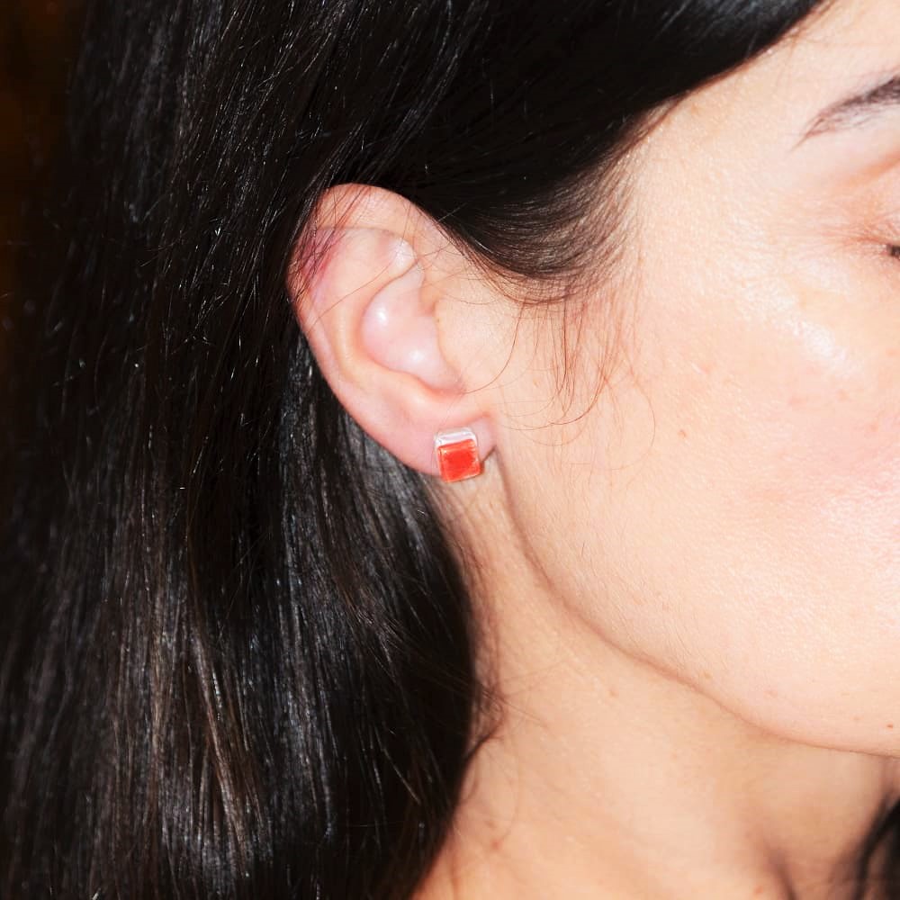 Pendientes de plata y vidrio modelo Lagrima de color rojo en modelo - Joyería sostenible Tejeluz Pendientes de plata y vidrio modelo Lagrima de color rojo en modelo - Joyería sostenible Tejeluz