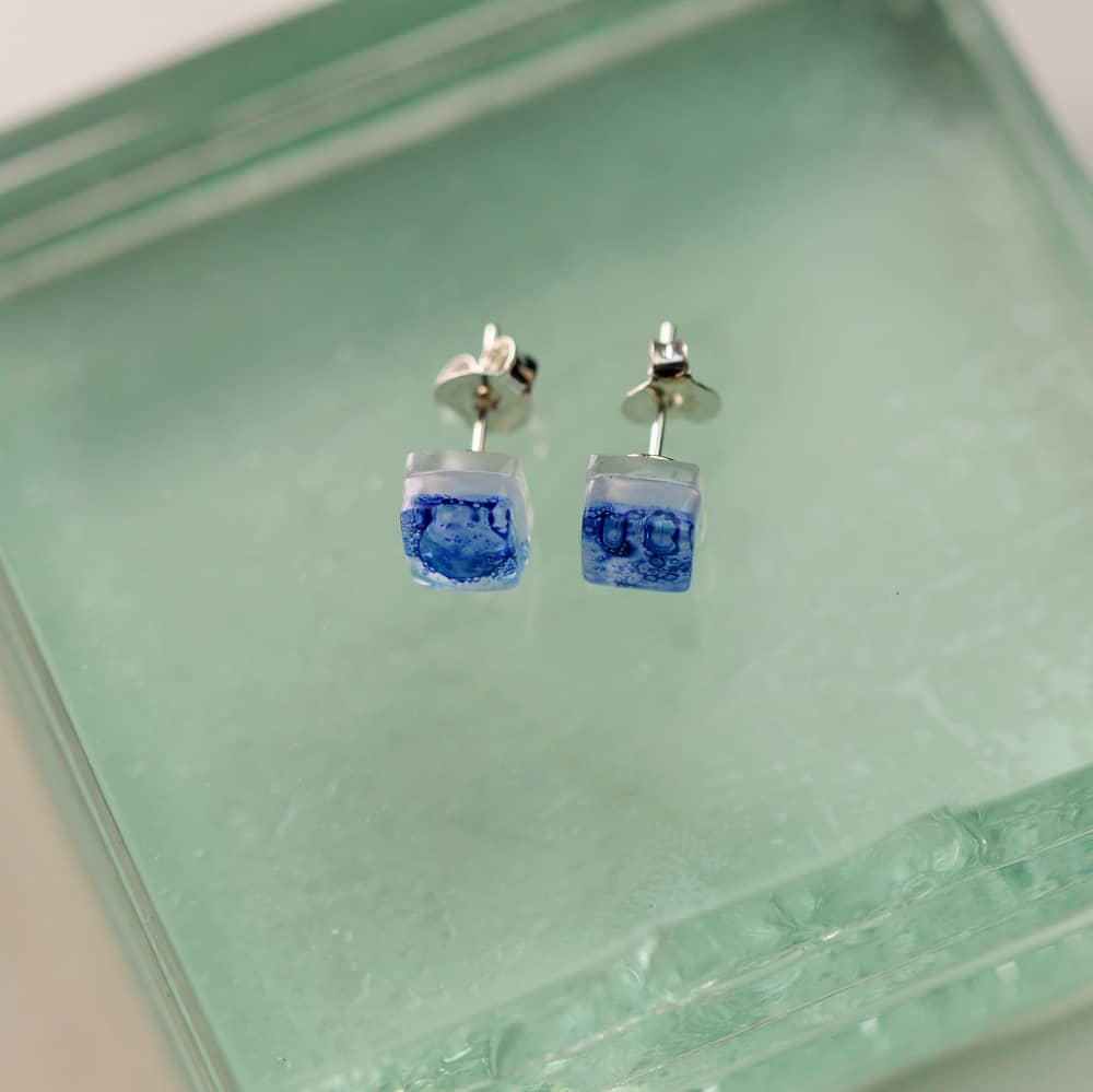 Pendientes de plata y vidrio modelo Lagrima en color azul - Joyería sostenible Tejeluz. Pendientes de plata y vidrio modelo lagrima en color azul - Joyería sostenible Tejeluz.