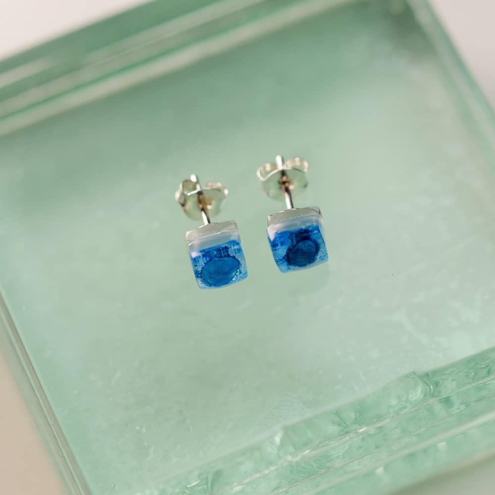 Pendientes de plata y vidrio modelo Lagrima en color azul océano - Joyería sostenible Tejeluz. Pendientes de plata y vidrio modelo Lagrima en color azul océano - Joyería sostenible Tejeluz.