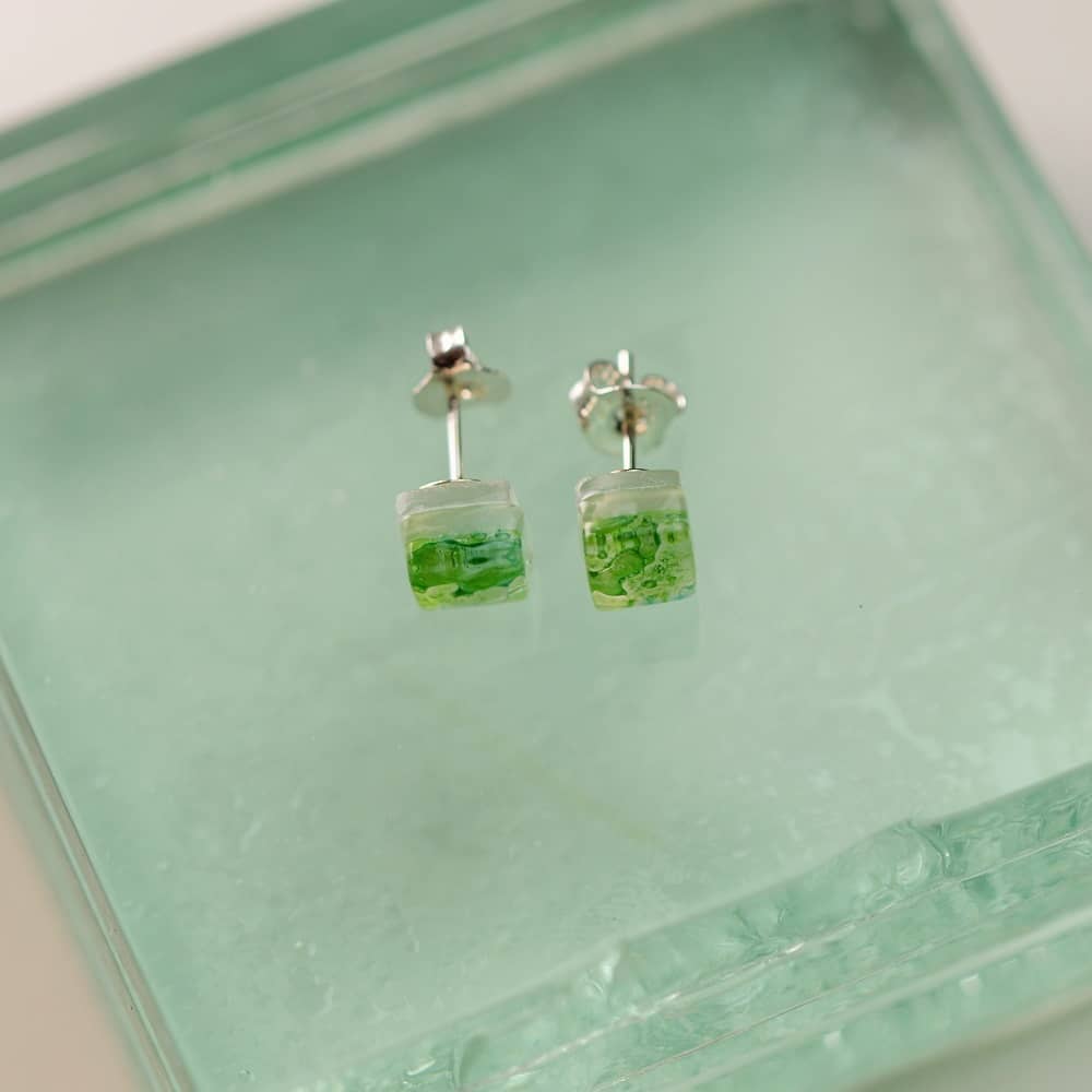 Pendientes de plata y vidrio modelo Lagrima en color verde - Joyería sostenible Tejeluz. Pendientes de plata y vidrio modelo Lagrima en color verde - Joyería sostenible Tejeluz.
