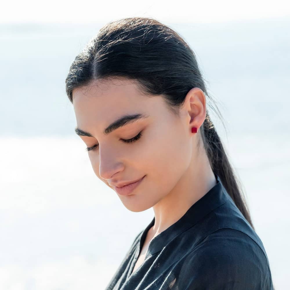 Pendientes de plata y vidrio modelo Calipso rojo en modelo - Joyeria sostenible Tejeluz Pendientes de plata y vidrio modelo Calipso rojo en modelo - Joyeria sostenible Tejeluz