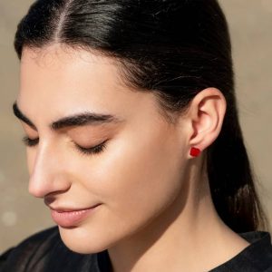 Pendientes de plata y vidrio modelo Calipso rojo en modelo - Joyeria sostenible Tejeluz.