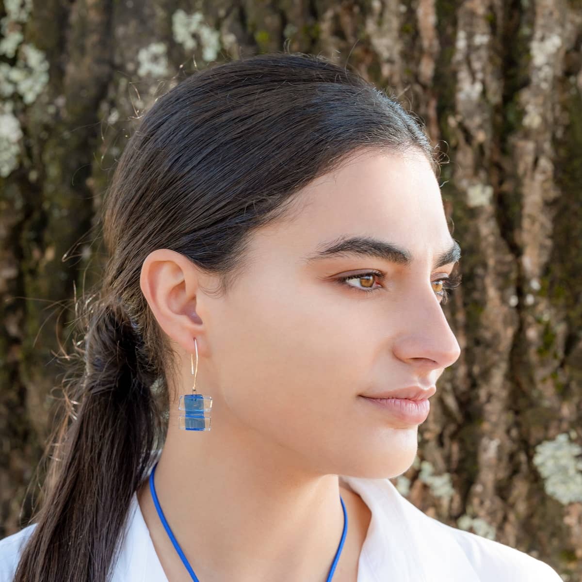 Pendientes de plata y vidrio modelo Euridice azul en modelo- Tejeluz Pendientes de plata y vidrio modelo Euridice azul en modelo- Tejeluz