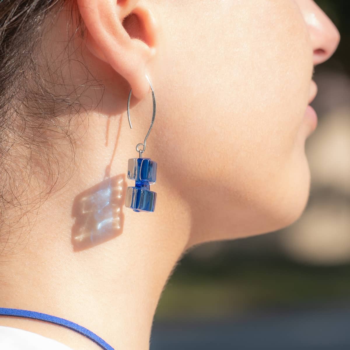 Pendientes de plata y vidrio modelo Euridice azul en modelo - Tejeluz Pendientes de plata y vidrio modelo Euridice azul en modelo - Tejeluz