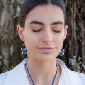 Pendientes de plata y vidrio modelo Euridice azul en modelo -Tejeluz