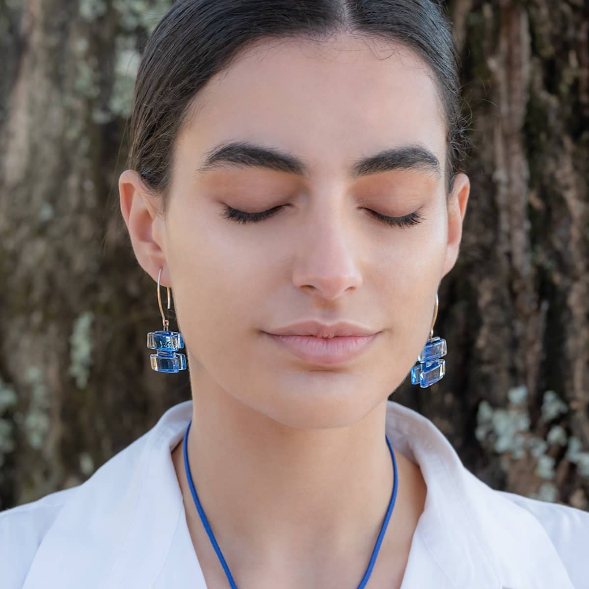 Pendientes de plata y vidrio modelo Euridice azul en modelo -Tejeluz Pendientes de plata y vidrio modelo Euridice azul en modelo -Tejeluz