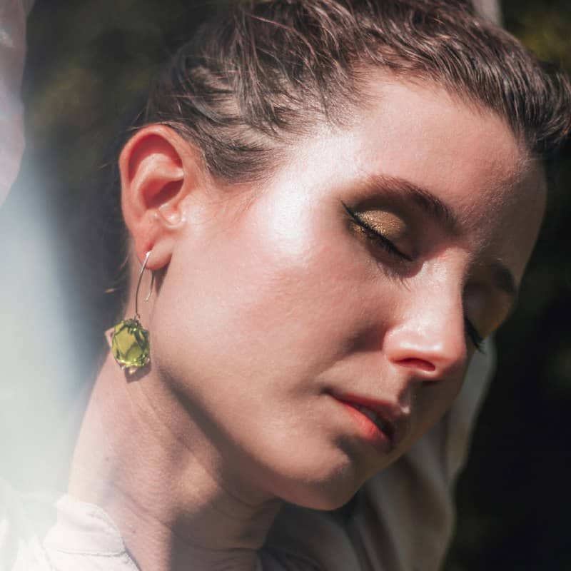 Pendientes de plata y vidrio modelo Europa en modelo - Joyería sostenible Tejeluz. Pendientes de plata y vidrio modelo Europa en modelo - Joyería sostenible Tejeluz.