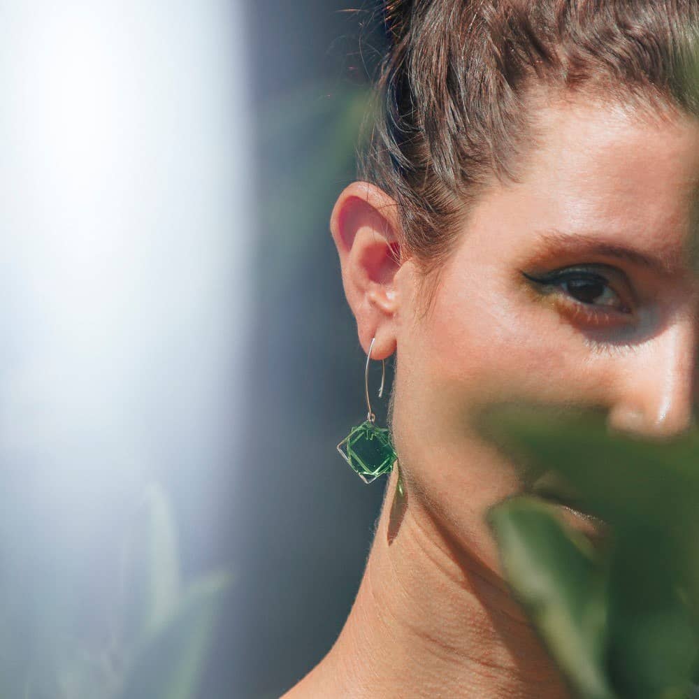 Pendientes de plata y vidrio modelo Europa en modelo - Joyería sostenible Tejeluz Pendientes de plata y vidrio modelo Europa en modelo - Joyería sostenible Tejeluz