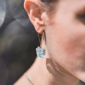 Pendientes de plata y vidrio modelo Febe azul celeste en modelo- Joyería sostenible Tejeluz