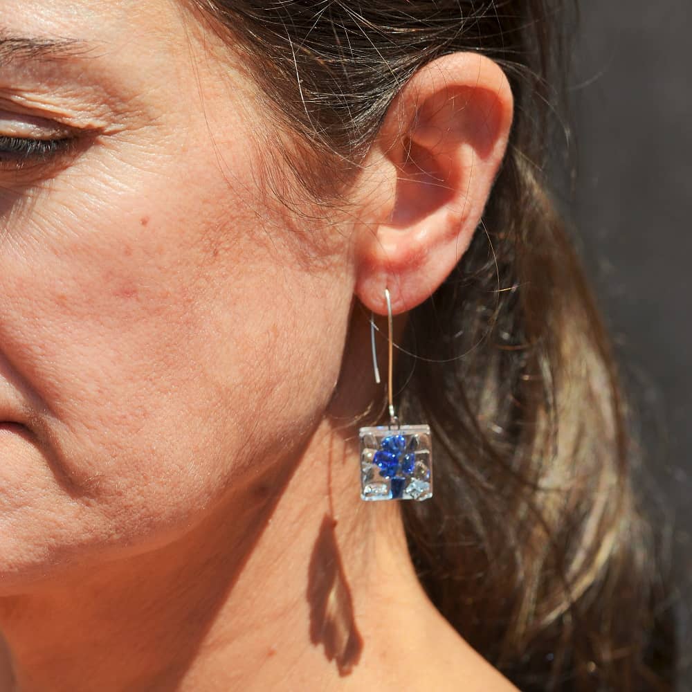 Pendientes de plata y vidrio modelo Febe azul en modelo- Tejeluz. Pendientes de plata y vidrio modelo Febe azul en modelo- Tejeluz.