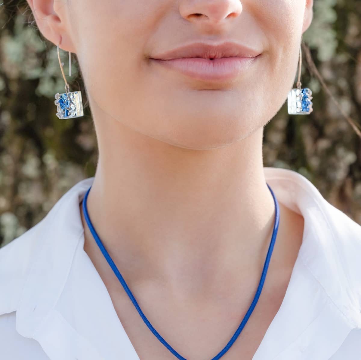 Pendientes de plata y vidrio modelo Febe azul en modelo-- Tejeluz Pendientes de plata y vidrio modelo Febe azul en modelo-- Tejeluz