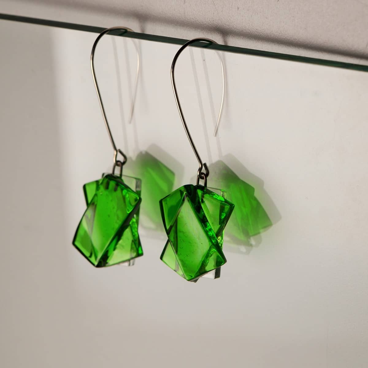 Pendientes de plata y vidrio modelo Hestia en tono verde- Tejeluz Pendientes de plata y vidrio modelo Hestia en tono verde- Tejeluz