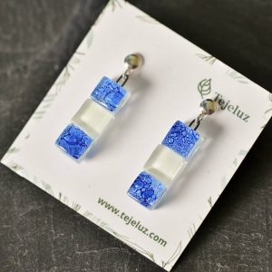 Pendientes de plata y vidrio modelo Lluvia corto azul- Joyeria sostenible Tejeluz