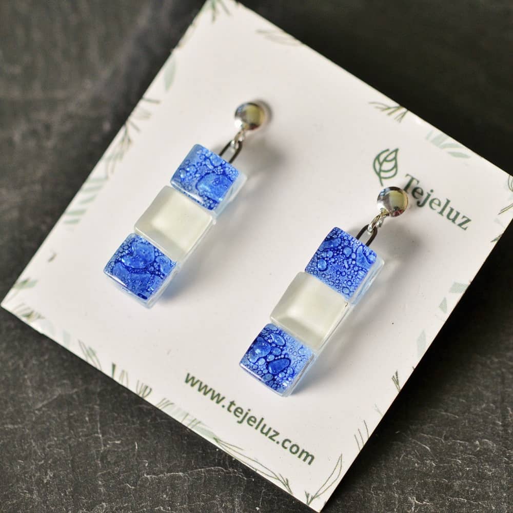 Pendientes de plata y vidrio modelo Lluvia corto azul- Joyeria sostenible Tejeluz Pendientes de plata y vidrio modelo Lluvia corto azul- Joyeria sostenible Tejeluz
