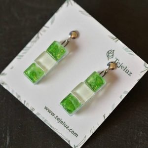 Pendientes de plata y vidrio modelo Lluvia corto verde - Joyeria sostenible Tejeluz.