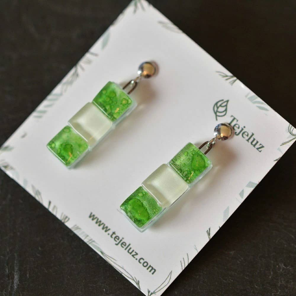 Pendientes de plata y vidrio modelo Lluvia corto verde - Joyeria sostenible Tejeluz. Pendientes de plata y vidrio modelo Lluvia corto verde - Joyeria sostenible Tejeluz.