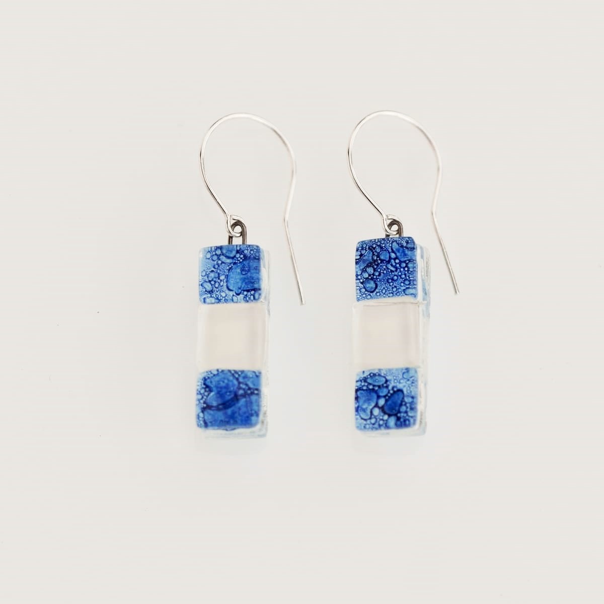 Pendientes de plata y vidrio modelo Lluvia largo azul - Joyería sostenible Tejeluz Pendientes de plata y vidrio modelo Lluvia largo azul - Joyería sostenible Tejeluz