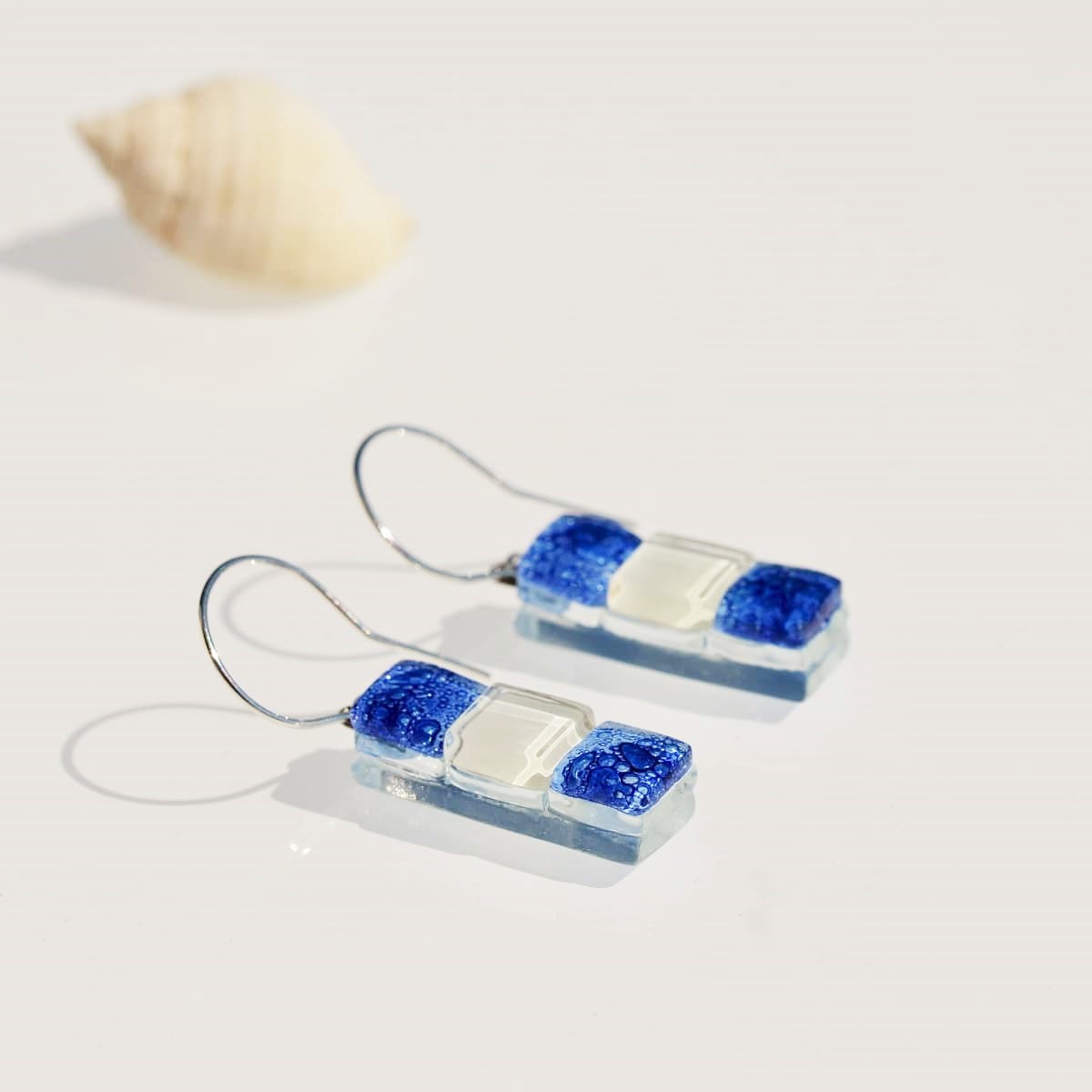Pendientes de plata y vidrio modelo Lluvia largo azul - Joyería sostenible Tejeluz. Pendientes de plata y vidrio modelo Lluvia largo azul - Joyería sostenible Tejeluz.