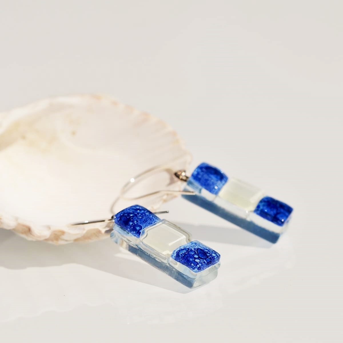 Pendientes de plata y vidrio modelo Lluvia largo color azul - Joyería sostenible Tejeluz Pendientes de plata y vidrio modelo Lluvia largo color azul - Joyería sostenible Tejeluz