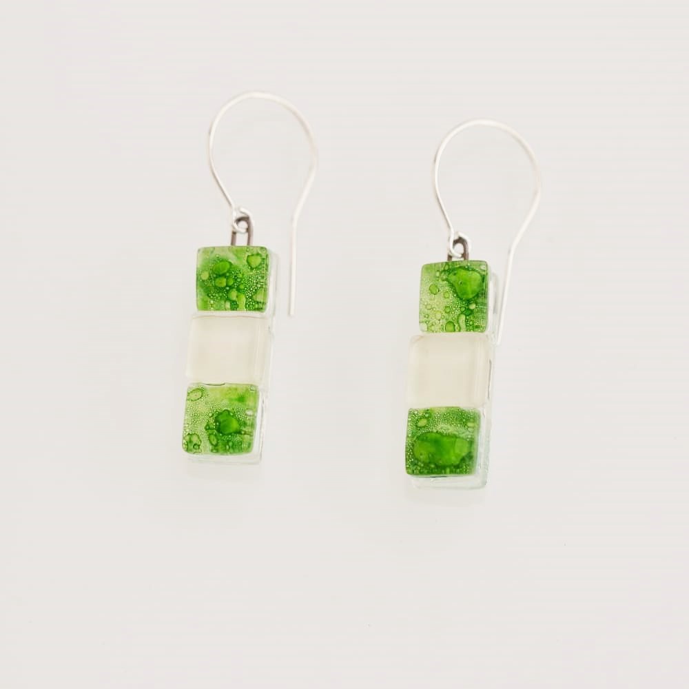 Pendientes de plata y vidrio modelo Lluvia largo verde - Joyería sostenible Tejeluz Pendientes de plata y vidrio modelo Lluvia largo verde - Joyería sostenible Tejeluz