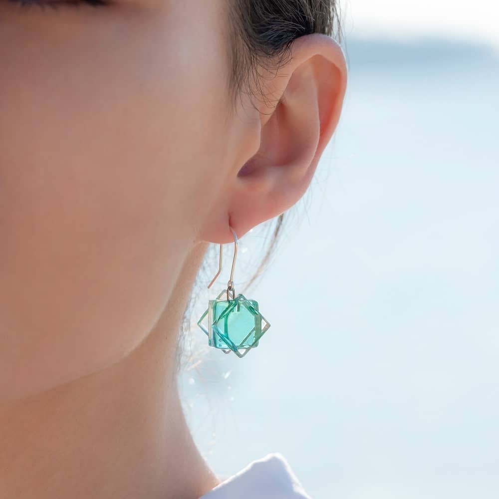 Pendientes de plata y vidrio modelo Medea aguamarina en modelo - Joyeria sostenible Tejeluz. Pendientes de plata y vidrio modelo Medea aguamarina en modelo - Joyeria sostenible Tejeluz.